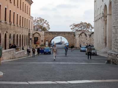 Moltissimi edifici esistenti furono distrutti sul lato nord-est della Basilica per poter aprire il passaggio che unisce Largo Papa Urbano II al Lungomare Imperatore Augusto